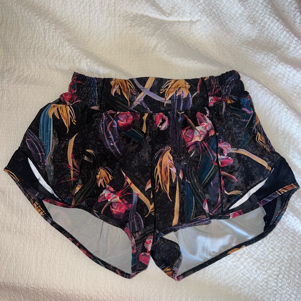Lululemon low rise, 2.5” Hotty Hots size 4